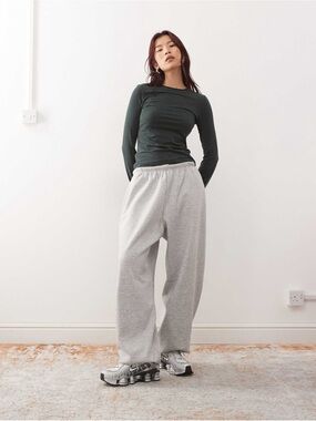 LOOSE HEAVYWEIGHT SWEATPANTS
WEEKDAY